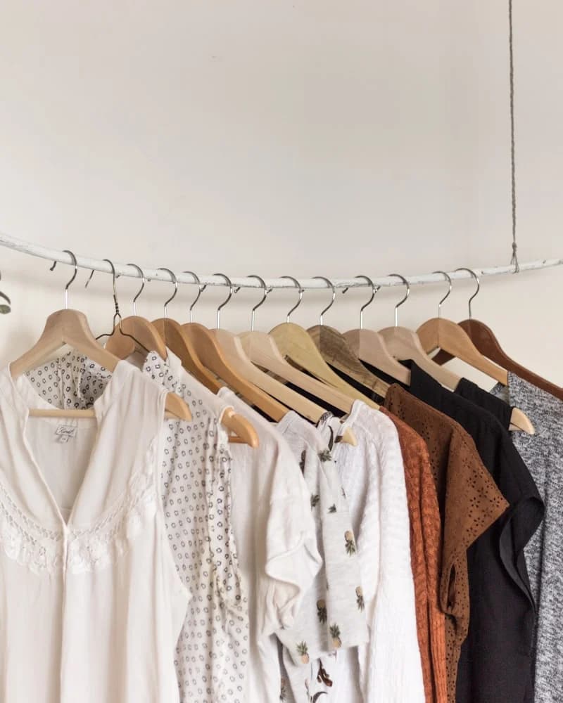 Look executivo elegante: blazer estruturado e calça de alfaiataria em tons neutros, perfeito para reuniões e escritório