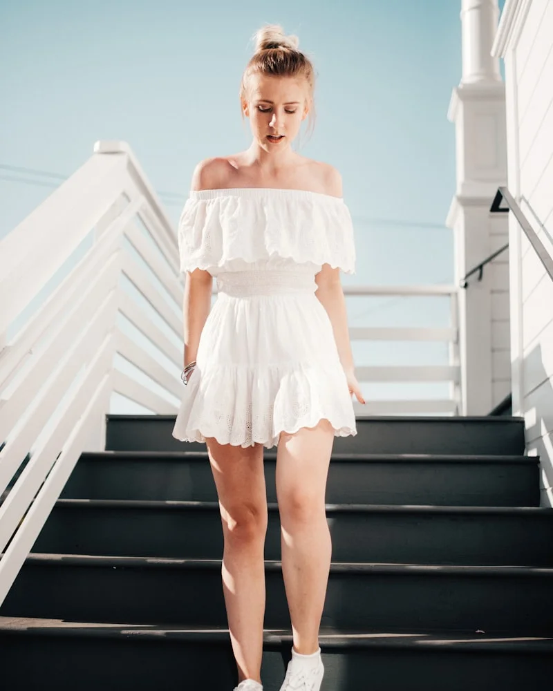 Look sofisticado para festa: vestido midi com acessórios dourados, elegância para casamentos e eventos